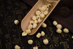 莲子一天吃几个为好，莲子一天中什么时候吃最好