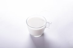 纯牛奶什么时候喝最好，早上喝牛奶好还是晚上喝牛奶好