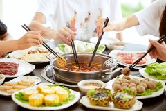 新冠会通过食物传播吗，新冠会通过餐具传染吗