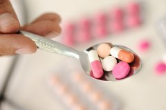 口腔溃疡吃维生素c还是维生素b2，维生素b2捣碎涂在口腔溃疡有用吗