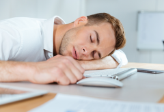 熬夜减肥还是增肥，熬夜易胖还是易瘦